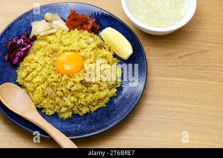 Le curry sec japonais est du riz au curry qui utilise de la poudre de curry sans sauce. C’est du riz cuit en soupe avec du poulet et des légumes, puis des épices au curry ajoutées Banque D'Images