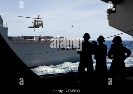 L'USNS Richard E. Byrd reprend l'USS Nimitz. (8695663075) Banque D'Images