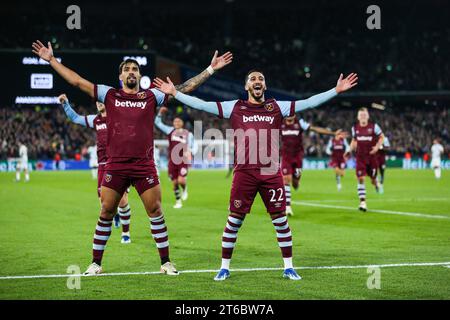 Londres, Royaume-Uni. 9 novembre 2023. Lucas Paqueta (à gauche) de West Ham United aux côtés de Said Benrahma (à droite) de West Ham United célèbre avoir marqué le premier but de leur équipe lors du match West Ham United FC contre Olympiakos FC UEFA Europa League Group A au London Stadium, Londres, Angleterre, Royaume-Uni le 9 novembre 2023 crédit : toutes les secondes Media/Alamy Live News Banque D'Images