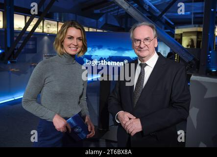 Bitterfeld Wolfen, Allemagne. 09 novembre 2023. La présentatrice Jessy Wellmer et Reiner Haseloff (CDU), ministre-président de Saxe-Anhalt, se tiennent ensemble lors d'une répétition au Musée de l'industrie et du cinéma. Pour marquer le jour de la chute du mur de Berlin, une diffusion sur place du programme Tagesthemen avec un reportage de la région est diffusée. Crédit : Sebastian Willnow/dpa/Alamy Live News Banque D'Images