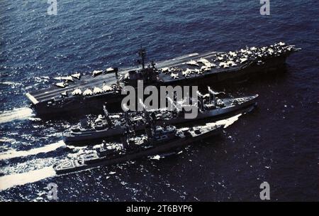 USS America (CV-66) au cours d'une reconstitution en cours 1983 Banque D'Images