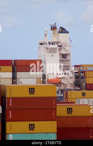 Le porte-conteneurs de 77 000 tonnes, battant pavillon libérien, Paris II, décharge de ses ponts de nombreux conteneurs maritimes à Las Palmas, Grande Canarie, avril 2022. Banque D'Images