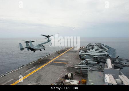 L'USS America effectue des opérations aériennes en transitant par le détroit de Malacca. (36060811434) Banque D'Images