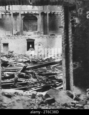 Vue de la salle principale du Reichstag Building, Berlin, après le bombardement de l'AAF Blitz, 1945 Banque D'Images