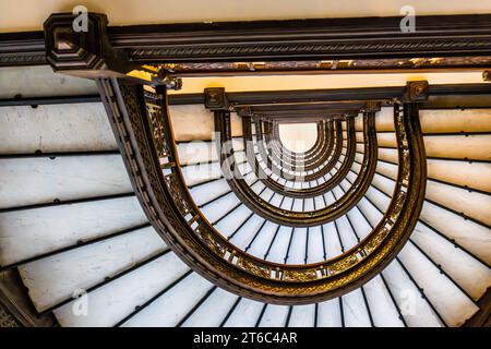 Escalier Rookery Buidling. Le Rookery Building, conçu par les architectes Burnham et Root, a été achevé en 1888. L'architecte Frank Lloyd Wright a redessiné le hall éclairé de deux étages en 1905. The Rookery est l'une des adresses les plus célèbres de Chicago. Rookery Building de 1888 dans le centre-ville de Chicago, Illinois, États-Unis. La plus ancienne tour de Chicago avec une structure romane possède un hall conçu par Frank Lloyd Wright Banque D'Images