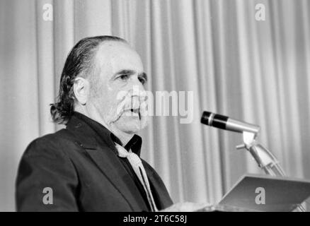 Belmont, ma, États-Unis. 7 novembre 2023. WILLIAM SAROYAN, le 31 août 1908 '''« le 18 mai 1981, auteur et dramaturge arménien-américain visite Boston le 6 mai 1980, un an avant sa mort. Saroyan a remporté le prix Pulitzer et le prix de l'Académie et bien plus encore. (Image de crédit : © Kenneth Martin/ZUMA Press Wire) USAGE ÉDITORIAL SEULEMENT! Non destiné à UN USAGE commercial ! Banque D'Images