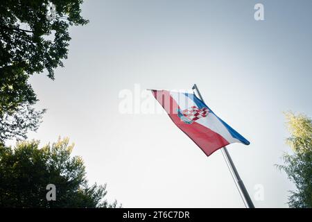 Photo d'un drapeau croate volant dans les airs. Le drapeau national de la Croatie ou le tricolore est l'un des symboles de l'État de la Croatie. Il se compose de thr Banque D'Images