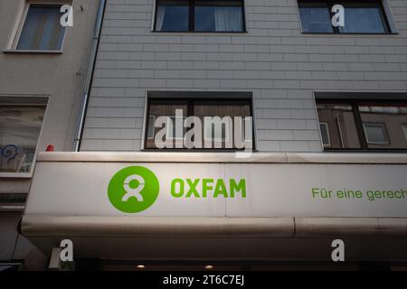 Photo d'une affiche avec le logo d'Oxfam Québec devant leur magasin à Dortmund, en Allemagne. Oxfam est une confédération de 20 organisations caritatives indépendantes Banque D'Images