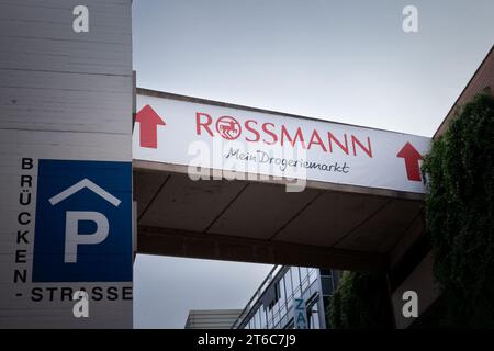 Photo d'un panneau avec le logo de Rossmann sur l'un de leurs magasins à Cologne, en Allemagne. Dirk Rossmann GmbH est le deuxième plus grand magasin de drogue chai d'Allemagne Banque D'Images