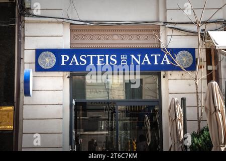 Photo de la boutique pasteis de nata de Bucarest, Roumanie. Pastel de nata ou pastel de Belém est une tarte aux œufs portugaise, éventuellement dépoussiérée Banque D'Images