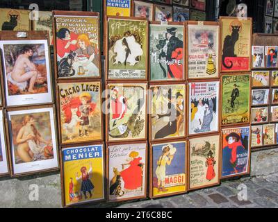 Affiches et tirages à vendre devant une boutique à Montmartre à Paris, France Banque D'Images