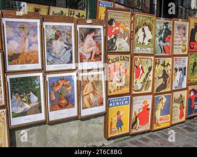 Affiches et tirages à vendre devant une boutique à Montmartre à Paris, France Banque D'Images