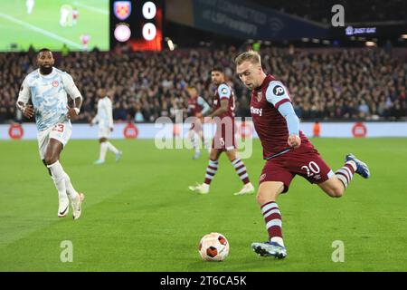 Londres, Royaume-Uni. 09 novembre 2023. Londres, Angleterre, 9 novembre 2023 : Jarrod Bowen (20 West Ham United) croise le ballon lors du match de l'UEFA Europa League entre West Ham United et Olympiacos au London Stadium (Alexander Canillas/SPP) crédit : SPP Sport Press photo. /Alamy Live News Banque D'Images