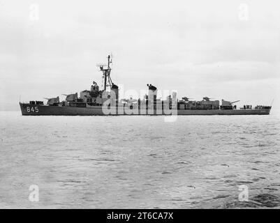 USS Bausell (DD-845) en mer le 11 juin 1953 Banque D'Images