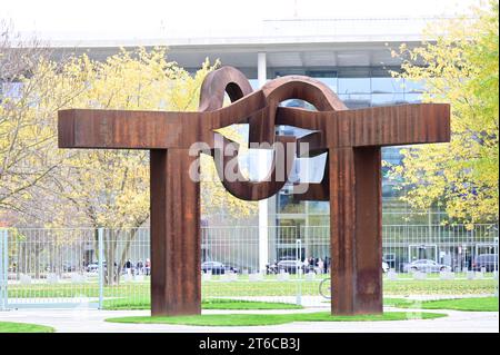 Blick vom Bundeskanzleramt auf den Ehrenhof mit der Eisenskulptur des Bildhauers Eduardo Chillida. Berlin, 09.11.2023 Banque D'Images