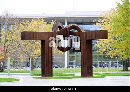 Blick vom Bundeskanzleramt auf den Ehrenhof mit der Eisenskulptur des Bildhauers Eduardo Chillida. Berlin, 09.11.2023 Banque D'Images