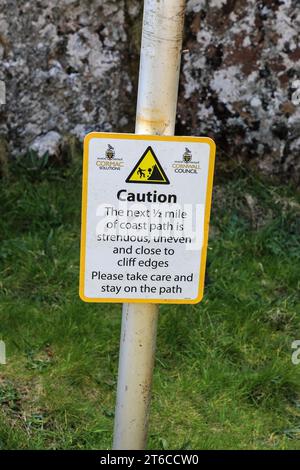 Un panneau sur le chemin de la côte sud-ouest avertissant d'un chemin dangereux sur le bord de la falaise, Lamorna Cove, Cornwall, West Country, Angleterre, ROYAUME-UNI Banque D'Images