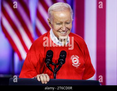 Le président AMÉRICAIN Joe Biden sourit alors qu’il se prépare à parler aux travailleurs syndicaux du complexe de construction communautaire du comté de Boone à Belvidere, Illinois, le jeudi 8 novembre 2023. Biden a rencontré les dirigeants et les membres de United Auto Workers après que le syndicat a annoncé la réouverture de l'usine de montage Belvidere appartenant à Stellantis qui produisait des véhicules Jeep. Selon les rapports Stellantis prévoit de faire de l'usine un centre de distribution de pièces de 100 millions de dollars après avoir licencié 1 200 travailleurs lorsque l'usine a fermé en février 2023. Photo de Tannen Maury/UPI Banque D'Images