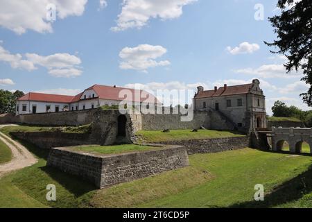 TERNOPIL, UKRAINE - 23 AOÛT 2023 Forteresse médiévale à Zbarazh, région de Ternopil, Ukraine occidentale Château construit à l'époque de la République polono-lituanienne Banque D'Images