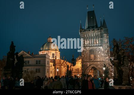 Pont Charles la nuit à Prague, Tchéquie Banque D'Images
