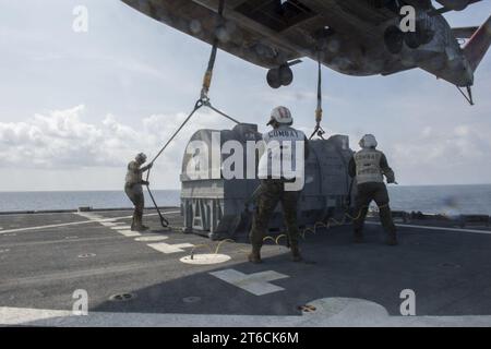 BOXER USS (LHD 4) 131115 Banque D'Images