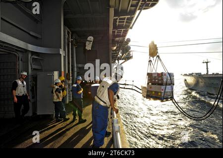 BOXER USS (LHD 4) 131115 Banque D'Images