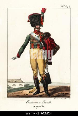 Uniforme d'un régiment français de cavalerie légère chasseur, époque napoléonienne. En peau d'ours avec pinceau, pelage vert avec froissage écarlate, pelisse rouge, culottes buff, bottes, sabre et sabretouche. Chasseur a Cheval, ex-garde. Lithographie coloriée à la main de Lorenzo Bianchi et Domenico Cuciniello d'après Hippolyte Lecomte de Costumi civili e militari della monarchia francese dal 1200 al 1820, Naples, 1825. Édition italienne des costumes civils et militaires Lecomtes de la monarchie française de 1200 à 1820. Banque D'Images