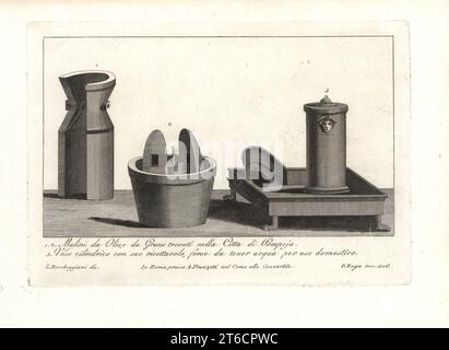 Moulins romains pour olives et céréales trouvés dans la ville de Pompéi 1,2, et vase cylindrique et réceptacle, peut-être pour garder l'eau pour usage domestique 3. Gravure de coperplate par Pietro Ruga après une illustration par Lorenzo Rocceggiani de ses 100 plaques de costumes religieux, civil et militaire des anciens Egyptiens, Etrusques, Grecs et Romains, Franzetti, Rome, 1802. Banque D'Images