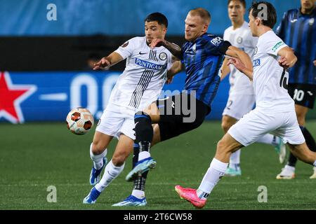 Bergame, Italie, 9 novembre 2023. BERGAME, ITALIE - 9 NOVEMBRE : Mitchel Bakker (Atalanta BC) se bat pour le ballon avec Jusuf Gazibegovic (SK Sturm Graz) lors du match de football Europa League entre Atalanta et SK Sturm Graz au Gewiss Stadium le 9 novembre 2023 à Bergame, Italie. Crédit : Stefano Nicoli/Speed Media/Alamy Live News Banque D'Images