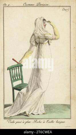 Femme à la mode en voile de tête et robe longue, 1801. Voile pose un plat. Peignez une taille longue. Gravure sur cuivre coloriée à la main de Pierre de la Mesangeres Journal des modes et Dames, Paris, 1801. Les illustrations du volume 4 sont de Carle Vernet, Bosio, Dutailly et Philibert Louis Debucourt. Banque D'Images