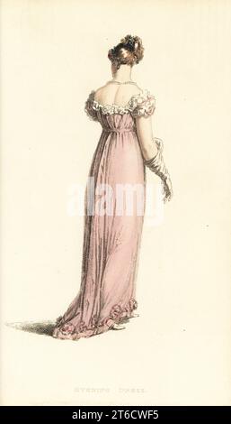 Femme Régence dans une élégante robe de soirée.Robe en crêpe couleur fleur avec demi-train, garniture et ceinture en satin blanc, cheveux en boucles irrégulières avec fleurs d'automne, collier et boucles d'oreilles en perles, gants pour enfants français, pantoufles en satin.Plaque 34, vol. 10, le 1 novembre 1813.Gravure sur plaque de coperplate de couleur main par Thomas Uwins de Rudolph Ackermann's Repository of Arts, Londres. Banque D'Images