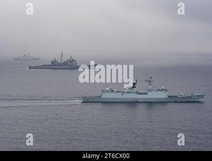 USS Bunker Hill participe à des exercices de manœuvre avec les navires chinois 161209 Banque D'Images