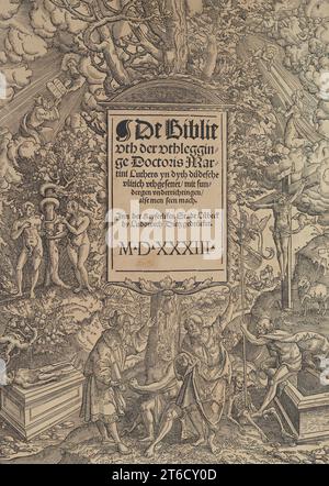 Page de titre de la L&#xfc;beck Bible, 1533-1534. Scènes bibliques, y compris Adam et Ève avec le serpent, Christ sur la croix et se levant de la tombe, et Dieu donnant à Moïse les dix Commandements. Il s'agit de la première Bible en bas allemand, également connue sous le nom de « Bible de Bugenhagen », traduite par Johannes Bugenhagen, avec des gravures sur bois d'Erhard Altdorffer. (Texte allemand : de Biblie uth der uthlegginge Doctoris Martini Luthers yn dyth d&#xfc;desche uthgesettet : mit sundergen underrichtingen alte men seen mach). Banque D'Images
