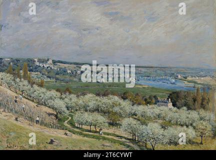 La terrasse à Saint-Germain, printemps 1875. Dans cette vue panoramique sur la vallée de la Seine près de la ville de Saint-Germain-en-Laye, Sisley capture l’atmosphère et les conditions de luminosité associées au début du printemps. Sur les hauteurs au loin, il inclut l'ancien ch&#xe2;teau qui abrita la cour royale de France jusqu'en 1682, mais il insère également quelques notes de modernité, dont les remorqueurs à vapeur transportant des barges sur la rivière et le pont ferroviaire. Banque D'Images