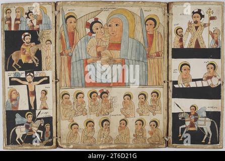 Triptyque avec Marie et son fils, Archanges, scènes de la vie du Christ et des Saints, début du 16e siècle. Ce triptyque (icône à trois panneaux) se distingue par ses couleurs sombres, ses motifs linéaires et son sentiment de mélancolie tranquille. La combinaison de bandes blanches et noires sur les ailes, ce qui est rare dans l'art éthiopien, crée un motif audacieux qui sert de fond au Christ et aux saints. Le Christ victorieux et ressuscité, vu en haut à droite, tient dans sa main une croix processionnelle. Banque D'Images