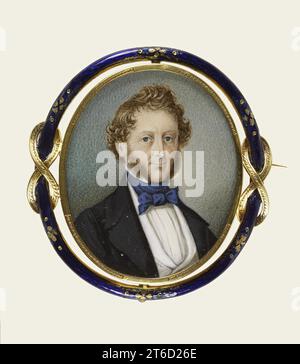 Broche avec Portrait miniature, milieu du 19e siècle. Cette miniature d'un homme inconnu, peinte à l'aquarelle sur ivoire, est montée dans une broche ovale en or. Encerclant la broche est une bande d'or concave partiellement émaillée bleue et bouclée des deux côtés par une bande en or figure-8. Banque D'Images