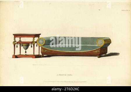 Canapé à rouleau français, adapté pour le salon, qui peut être en bois de rose, avec des ornements en or, et recouvert de riche chintz ou tabouret de soie. Accompagné d'une élégante table de travail française Ladys avec sac en soie. 1812. Gravure sur cuivre coloriée à la main provenant du dépôt du tapissier et du Cabinet-Maker, composé de soixante-seize dessins de meubles modernes et à la mode, Rudolph Ackermann, Londres, 1830. Banque D'Images