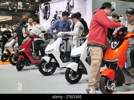 Rho, Milan, Italie. 10 novembre 2023. Première journée ouverte au public à la quatre-vingtième édition de l'EICMA, forte participation de personnes et stands pleins de passionnés de deux roues. Crédit : Agence photo indépendante/Alamy Live News Banque D'Images