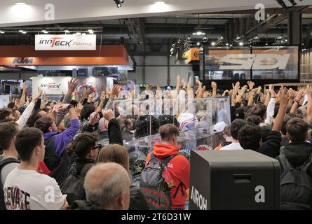 Rho, Milan, Italie. 10 novembre 2023. Première journée ouverte au public à la quatre-vingtième édition de l'EICMA, forte participation de personnes et stands pleins de passionnés de deux roues. Crédit : Agence photo indépendante/Alamy Live News Banque D'Images