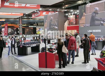 Rho, Milan, Italie. 10 novembre 2023. Première journée ouverte au public à la quatre-vingtième édition de l'EICMA, forte participation de personnes et stands pleins de passionnés de deux roues. Crédit : Agence photo indépendante/Alamy Live News Banque D'Images