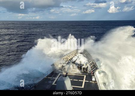 L'USS Chancellorsville traverse la mer des Philippines dans le cadre du Keen Sword 17. (25344961339) Banque D'Images