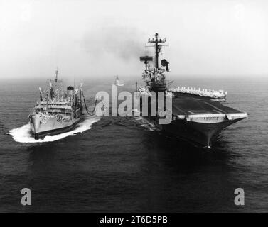 USS Chemung (AO-30) ravitaille USS Hancock (CVA-19) en juillet 1969 Banque D'Images