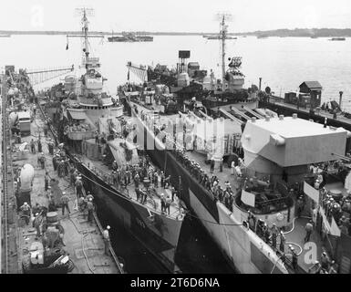 USS Claxton (DD-571), USS Canberra (CA-70) et USS Killen (DD-593) en cale sèche flottante ABSD-2 à Manus, le 2 décembre 1944 Banque D'Images