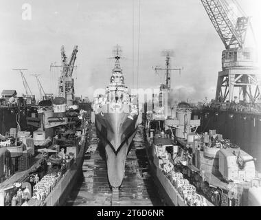 USS Claxton (DD-571), USS Canberra (CA-70) et USS Killen (DD-593) en cale sèche flottante ABSD-2 le 2 décembre 1944 Banque D'Images