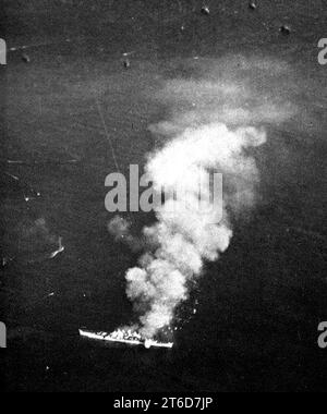 USS Columbia (CL-56) La combustion du golfe de Lingayen en 1945 Banque D'Images