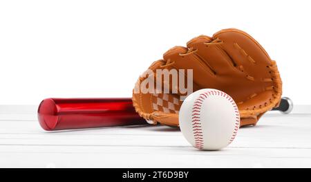 Batte de baseball, balle et gant de receveur sur la table en bois sur fond blanc Banque D'Images