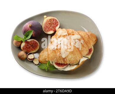 Délicieux croissant avec fromage à la crème, figues et noisettes isolé sur blanc, vue de dessus Banque D'Images