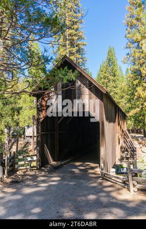 Au-dessus de la fourche sud de la rivière Merced à Wawona se trouve un pont couvert. Il n'y a qu'une douzaine de ponts couverts en Californie. Banque D'Images