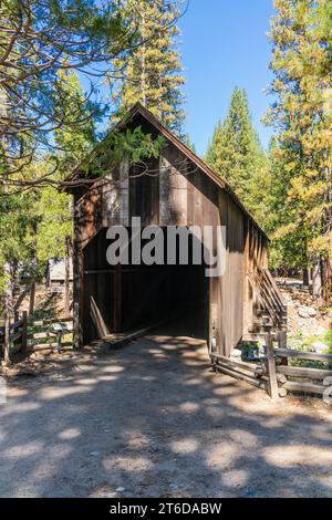 Au-dessus de la fourche sud de la rivière Merced à Wawona se trouve un pont couvert. Il n'y a qu'une douzaine de ponts couverts en Californie. Banque D'Images