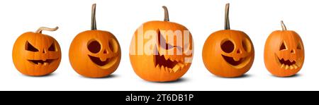 Beaucoup de citrouilles aux visages effrayants sculptés isolés sur blanc, collection. Décoration pour Halloween Banque D'Images